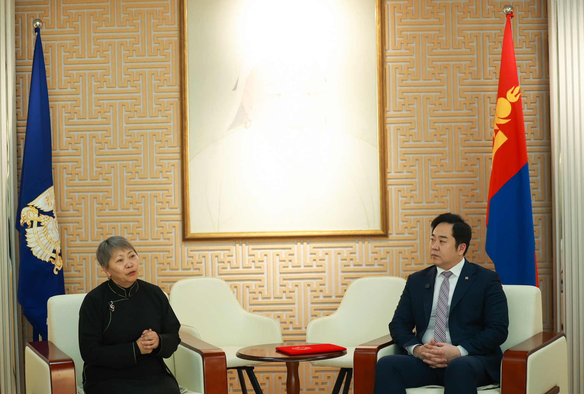 НИЙСЛЭЛИЙН ИТХ-ЫН ДАРГА А.БАЯР ӨСВӨРИЙН ХИЙЛЧДИЙГ ХҮЛЭЭН АВЧ УУЛЗЛАА